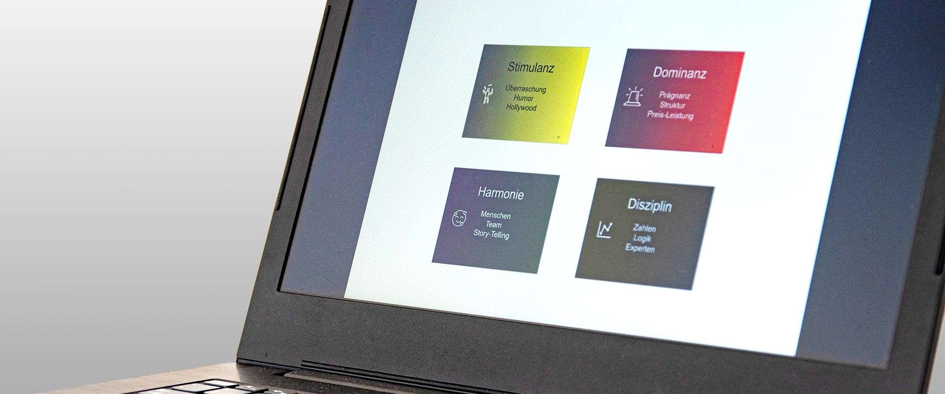 Laptopbildschirm zeigt eine PowerPoint-Präsentationsfolie.