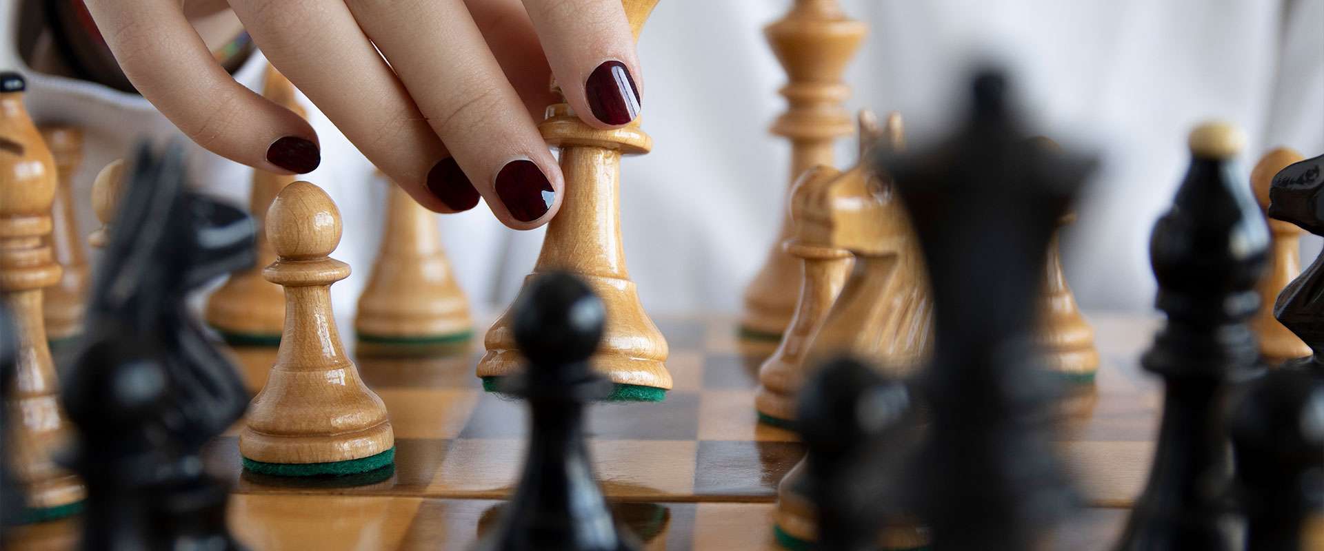 Seminarthema Führungskräfteentwicklung - Eine Hand bewegt eine Schachfigur.