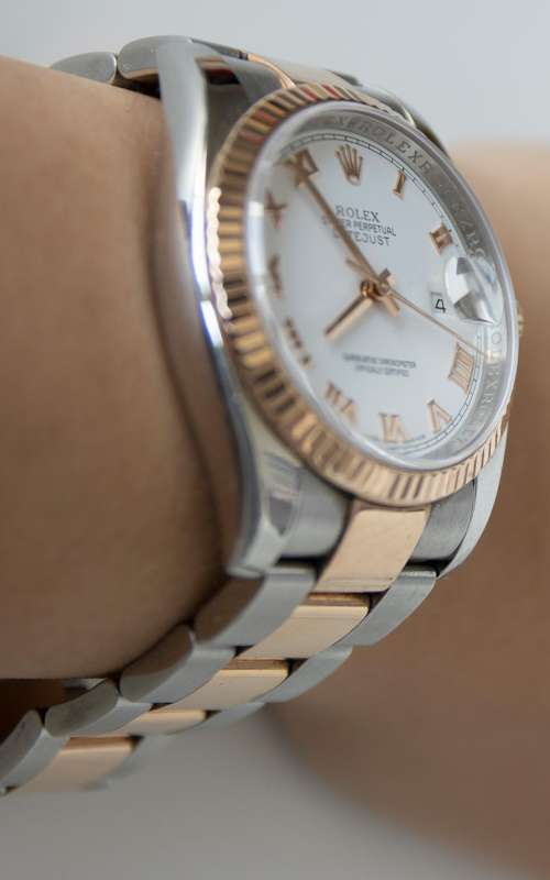 Das Bild zeigt ein Handgelenk mit einer Armbanduhr.